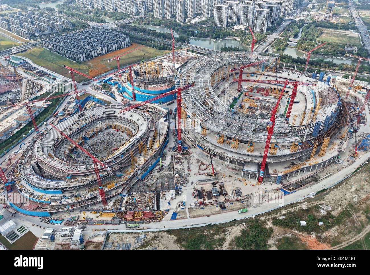 HANGZHOU, CINA - 29 OTTOBRE 2025 - Vista aerea del primo stadio di calcio professionistico con oltre 60.000 posti in costruzione nella provincia di Zhejiang - Hangzhou Yuhang International Sports Center, Hangzhou, provincia di Zhejiang, Cina il 29 ottobre 2025. Foto Stock