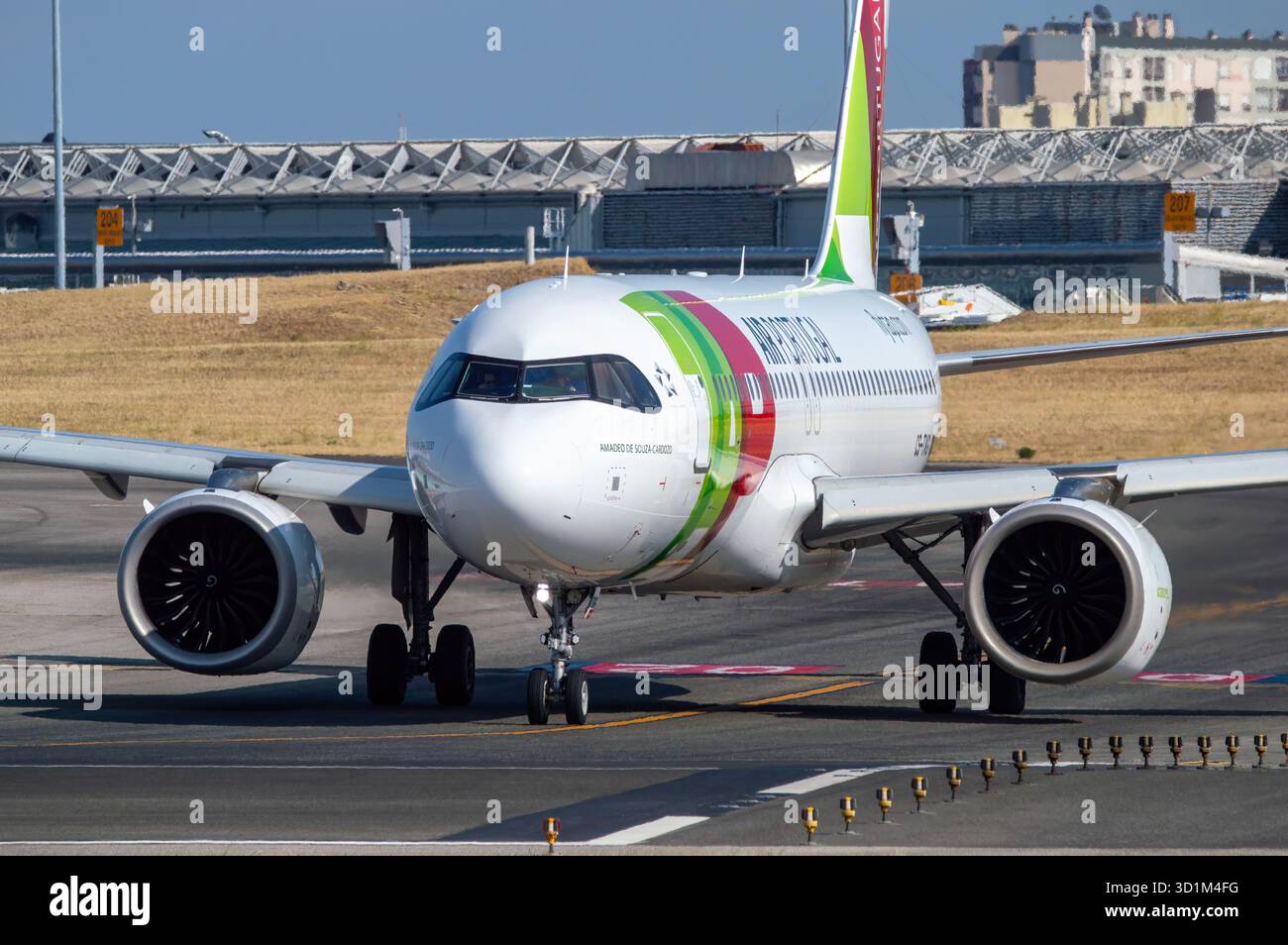 Vista frontal de Avión de Línea Airbus A320 neo de la aerolínea TAP Air Portugal en el aeropuerto de Lisboa con matrícula CS-TVG. Foto Stock