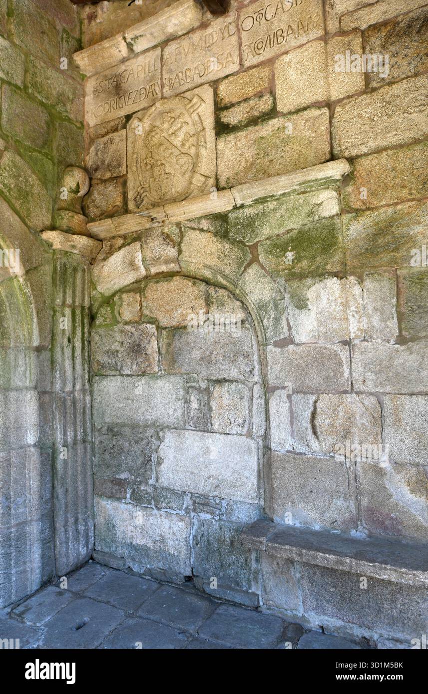 Chiesa di Santa Comba de bande, Santa Comba o San Torcuato (visigota, VII secolo). Portale chiuso e incisioni. Ourense, Galizia, Spagna. Foto Stock