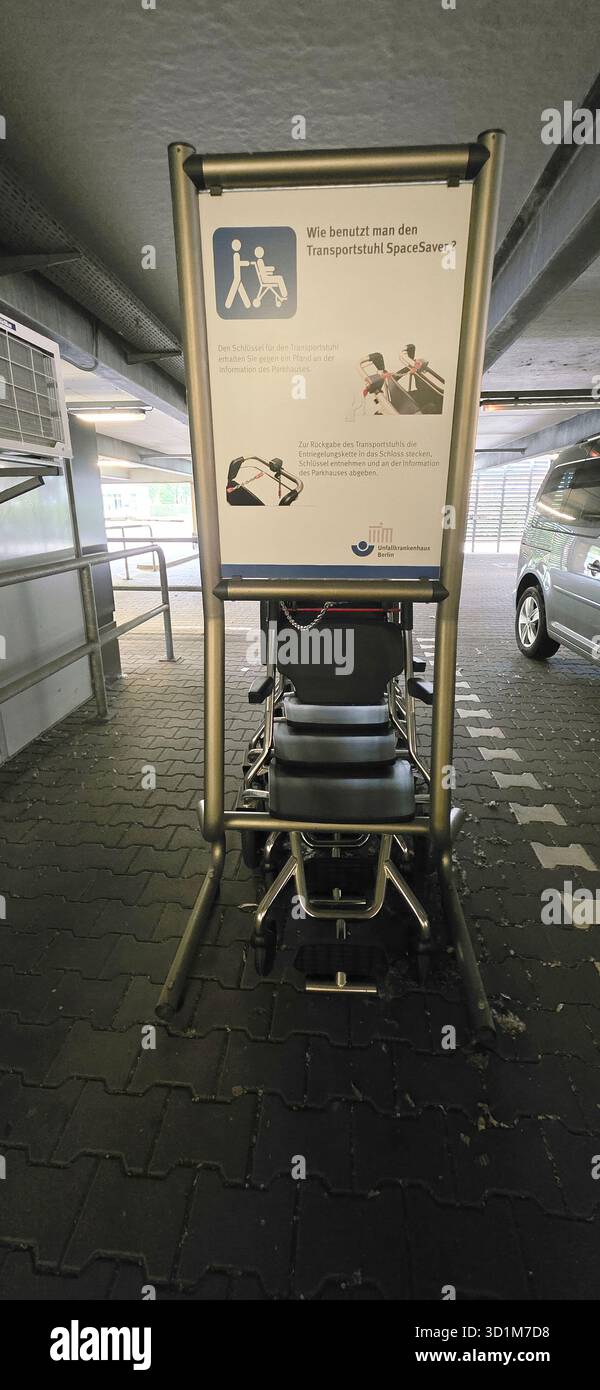 Belin, Germania - 30 maggio 2025: Insegna didattica per persone in sedia a rotelle nel garage con spazio per fotocopie disponibile. Ospedale - Immagine stock catturata con smartphone