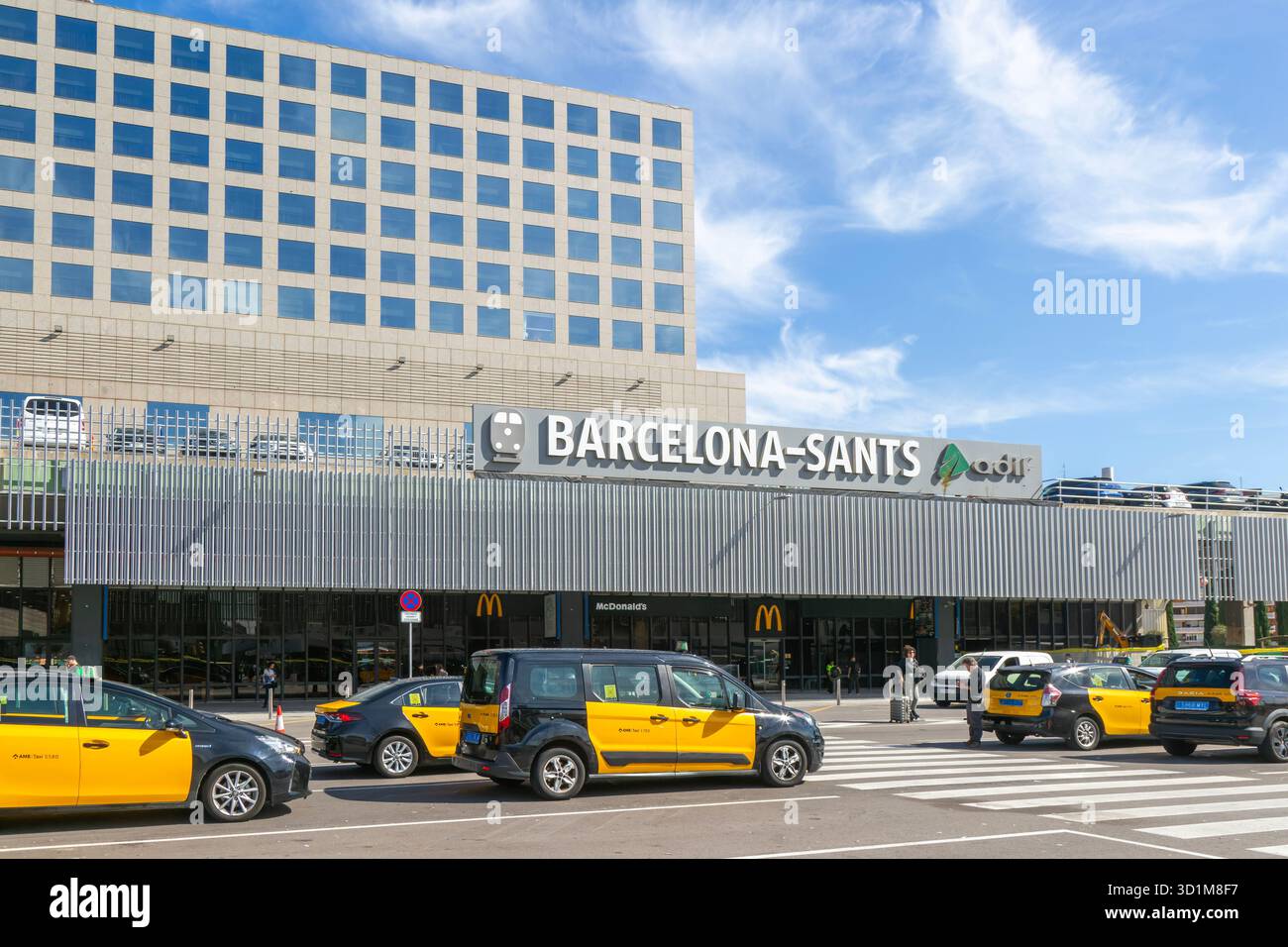 Taxi in strada fuori dall'edificio della stazione ferroviaria di Barcelona-Sants nel centro città, Barcellona, Catalogna, Spagna, Europa Foto Stock
