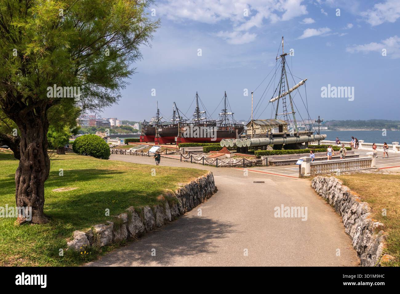 Santander, Spagna - 29 luglio 2024: Museo "Man and the Sea" sulla penisola di la Magdalena a Santander, Spagna, con una zattera replica e tre galeoni Foto Stock