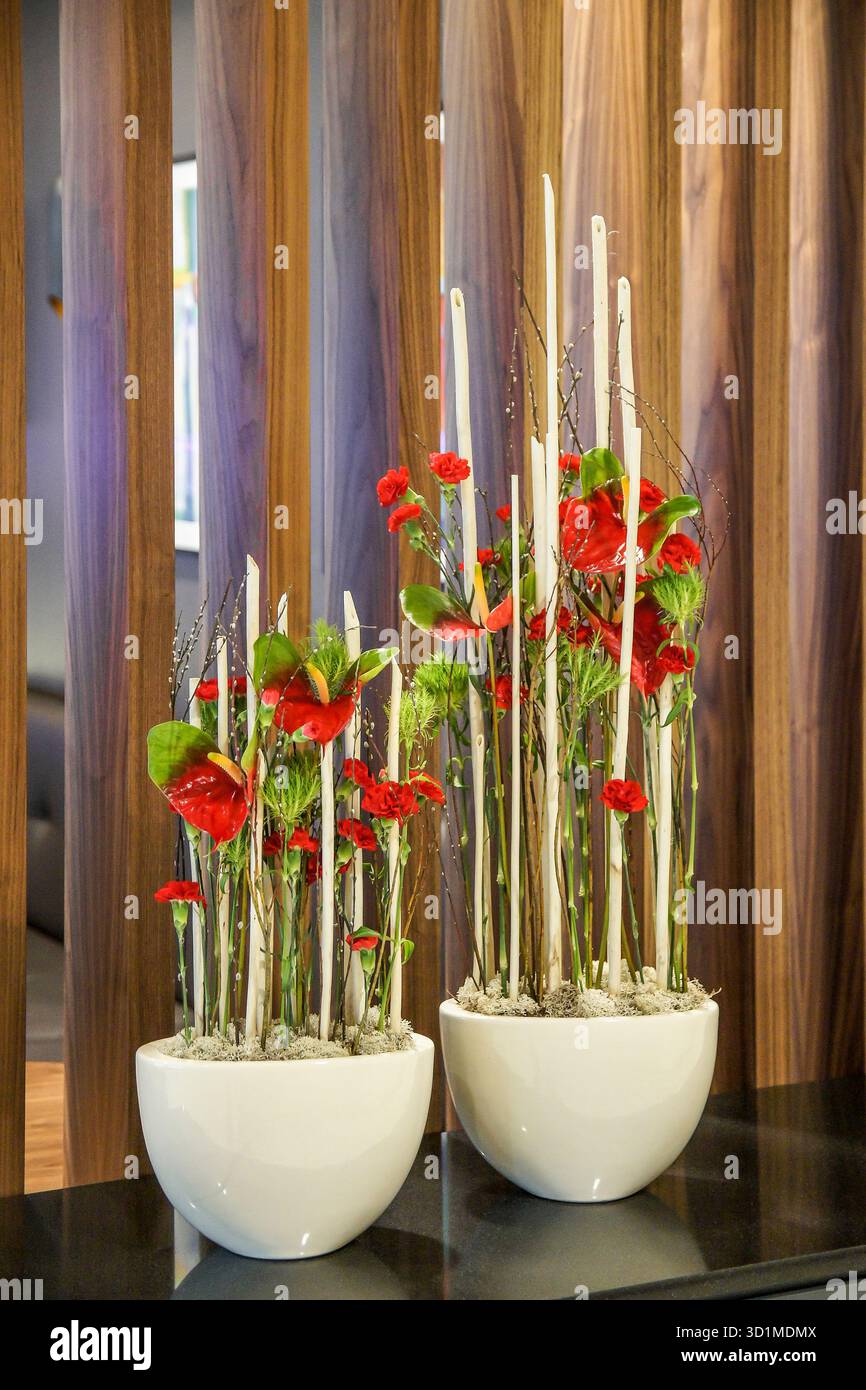 Composizioni floreali in un ufficio moderno. Arredamento business Foto Stock