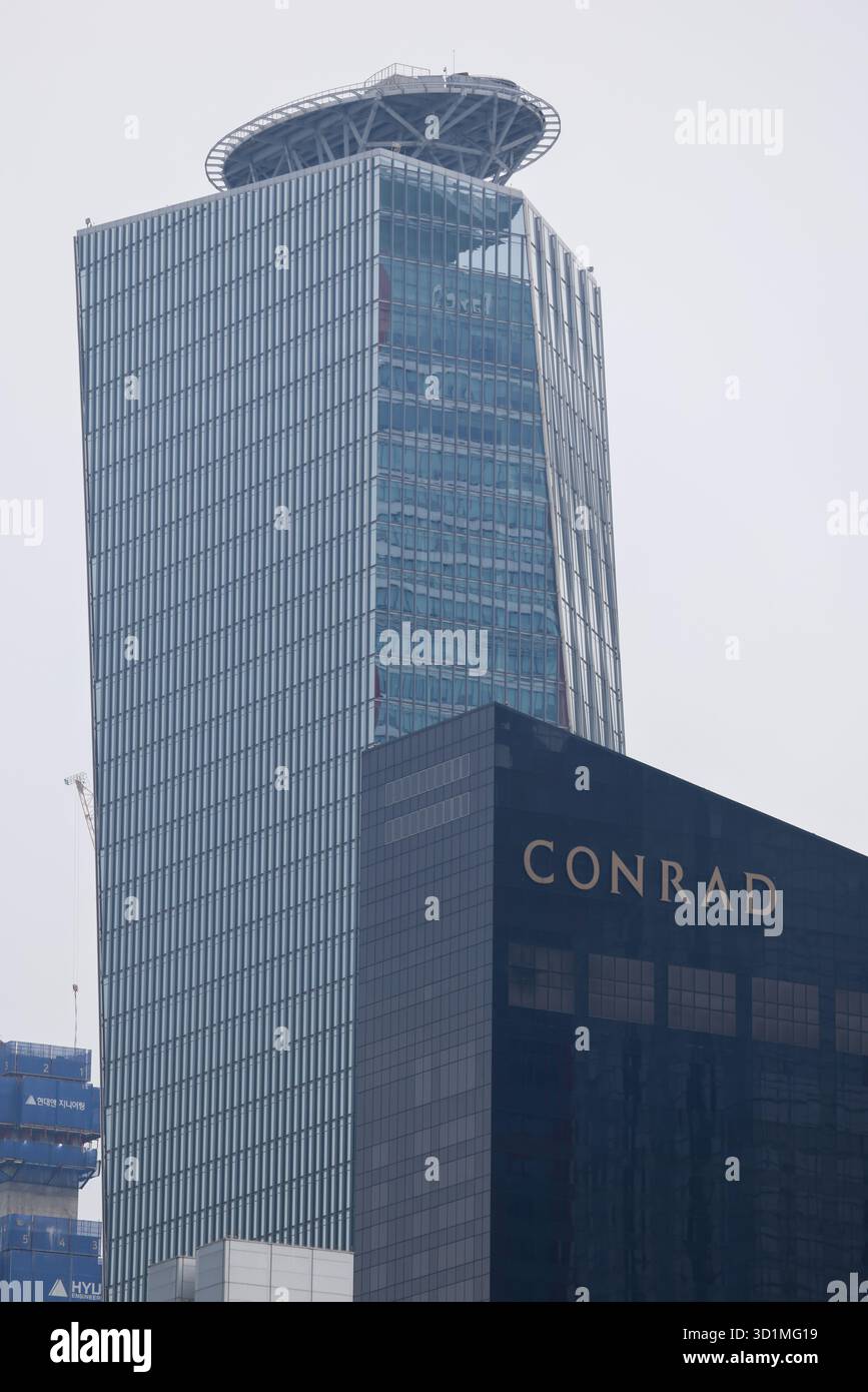 SEOUL, COREA DEL SUD - 11 OTTOBRE 2025 - moderno grattacielo e hotel Conrad a Yeouido, Seoul, Corea del Sud Foto Stock