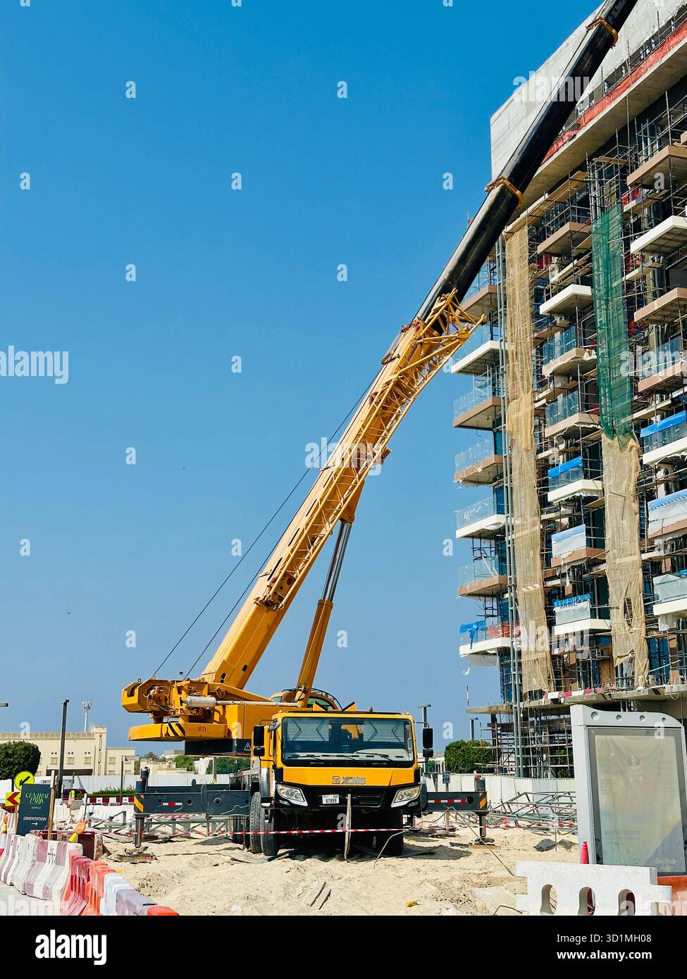 Gru a braccio in cantiere Foto Stock