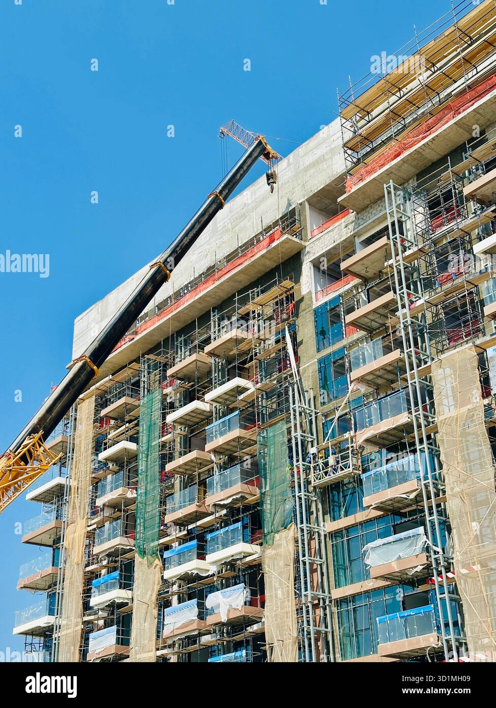 Gru a braccio in cantiere Foto Stock