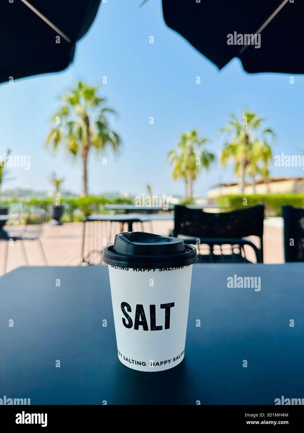 caffè sulla spiaggia di dubai - Immagine stock catturata con smartphone