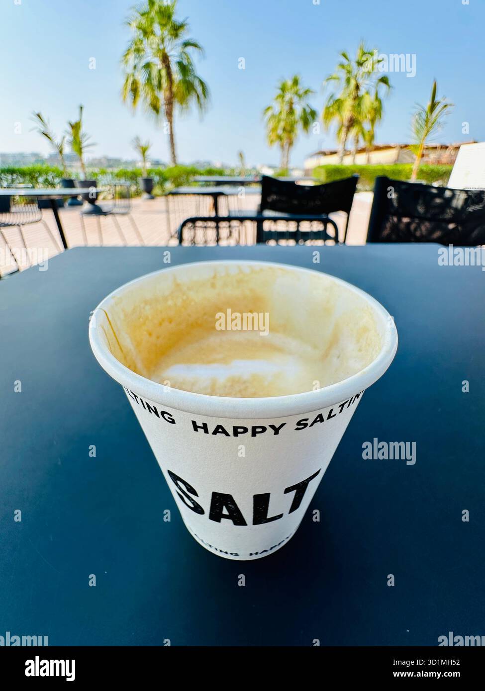 caffè sulla spiaggia di dubai - Immagine stock catturata con smartphone