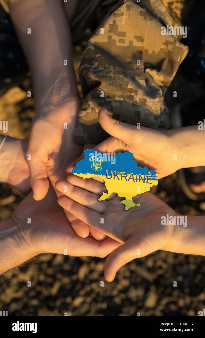 Concetto di unità Ucraina, assistenza agli ucraini colpiti dalla guerra. Sostegno finanziario e donazioni. Diverse palme si sono unite insieme, con blu giallo Foto Stock