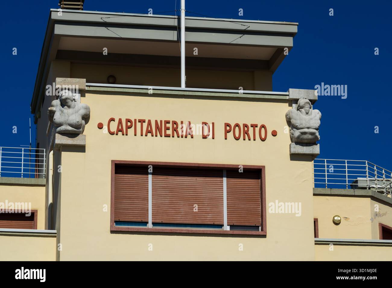Trieste, Italia 20 settembre 2025. Capitaincy del porto sul lungomare di Trieste, Italia, (sede della Capitaneria di Porto) preside e capitano hea Foto Stock