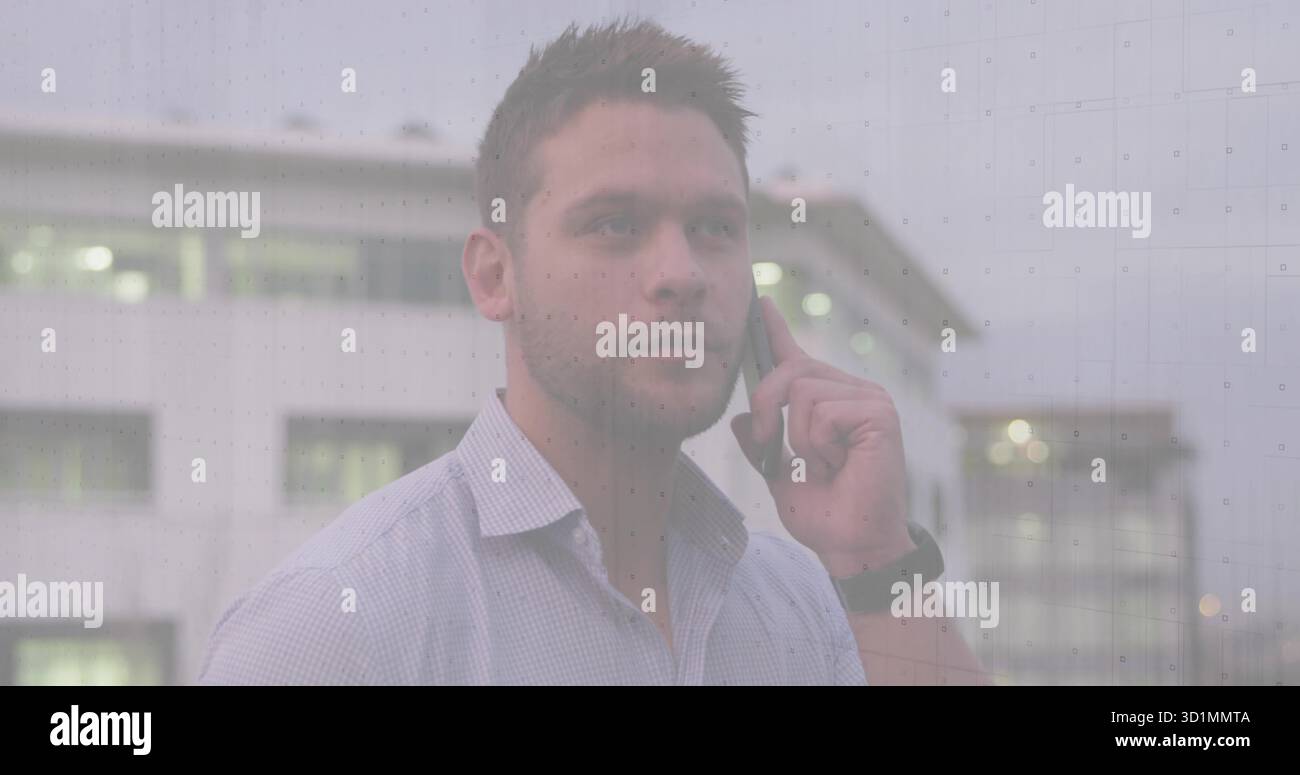 Uomo d'affari che indossa una camicia e uno smartwatch che parla sullo smartphone di fronte all'edificio dell'ufficio Foto Stock