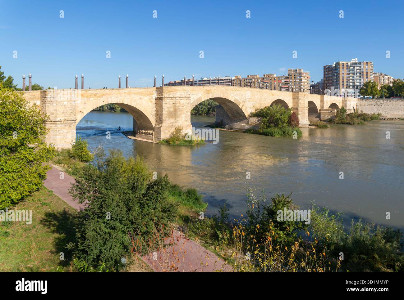 Storico Ponte di pietra, Puente de Piedra, che attraversa il fiume Ebro, Saragozza, Aragona, Spagna Foto Stock
