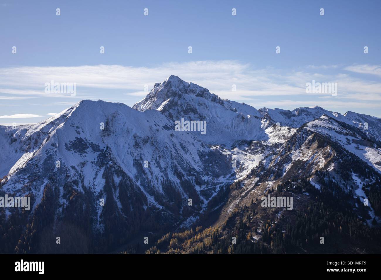 Atmosfera autunnale, neve sulle cime delle montagne, Eisenerzer Reichenstein, Stiria, Austria Foto Stock