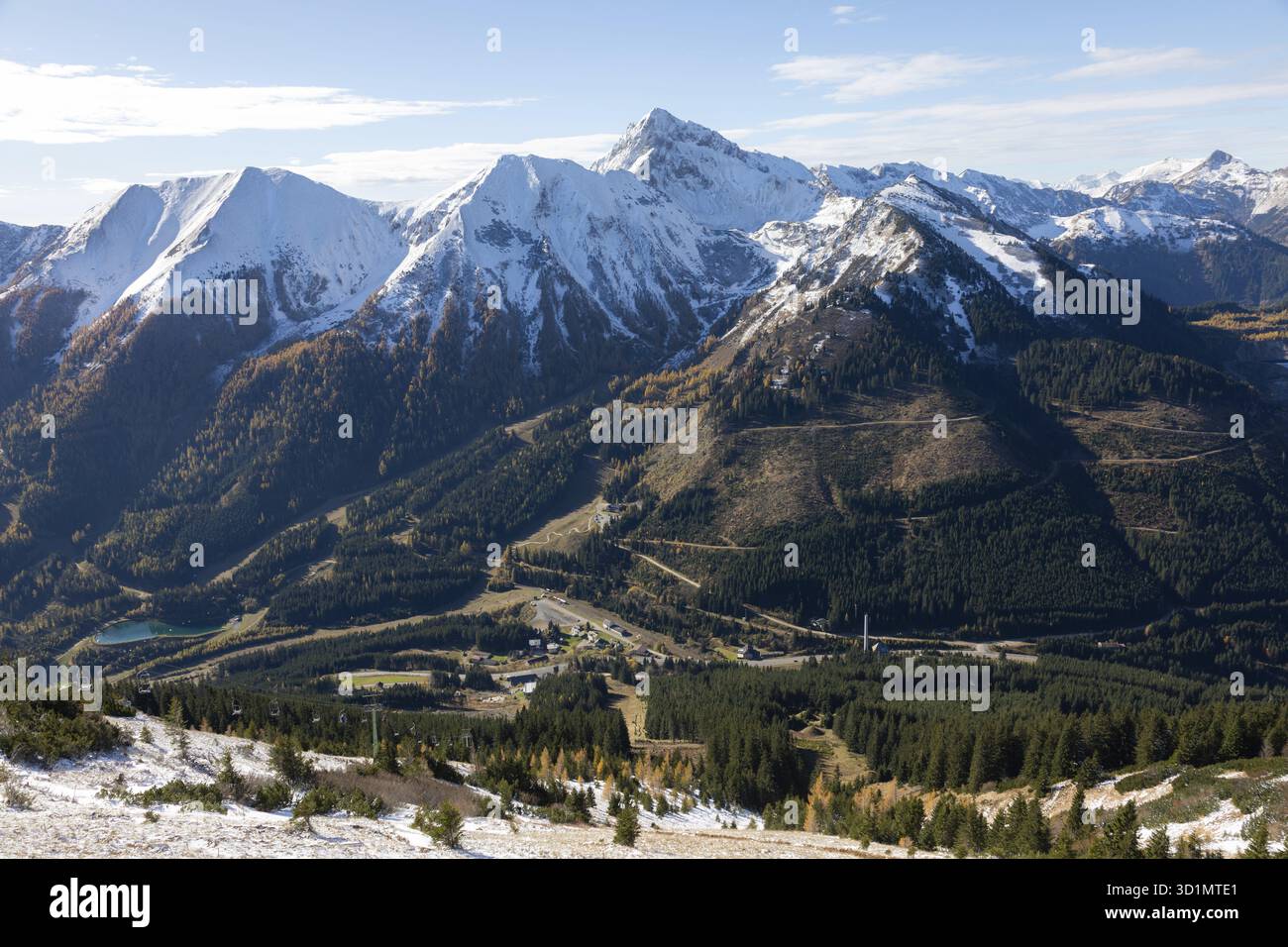 Neve in cima, Eisenerzer Reichenstein, Alpi Eisenerzer, nella valle del comprensorio sciistico Praebichl, vista da Polster, Stiria, Austria Foto Stock