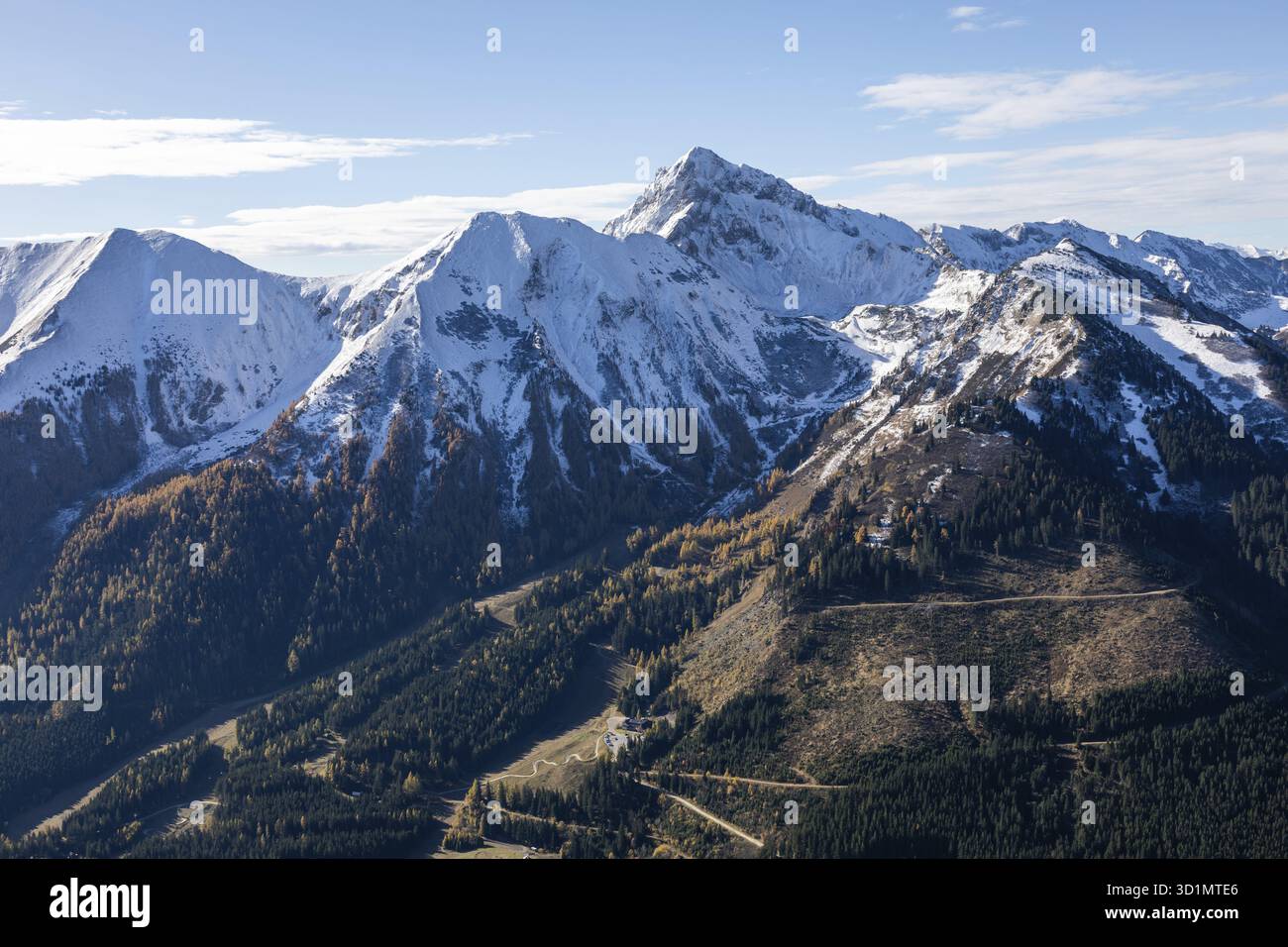 Neve in cima, Eisenerzer Reichenstein, vista da Polster, Praebichl, Stiria, Austria Foto Stock
