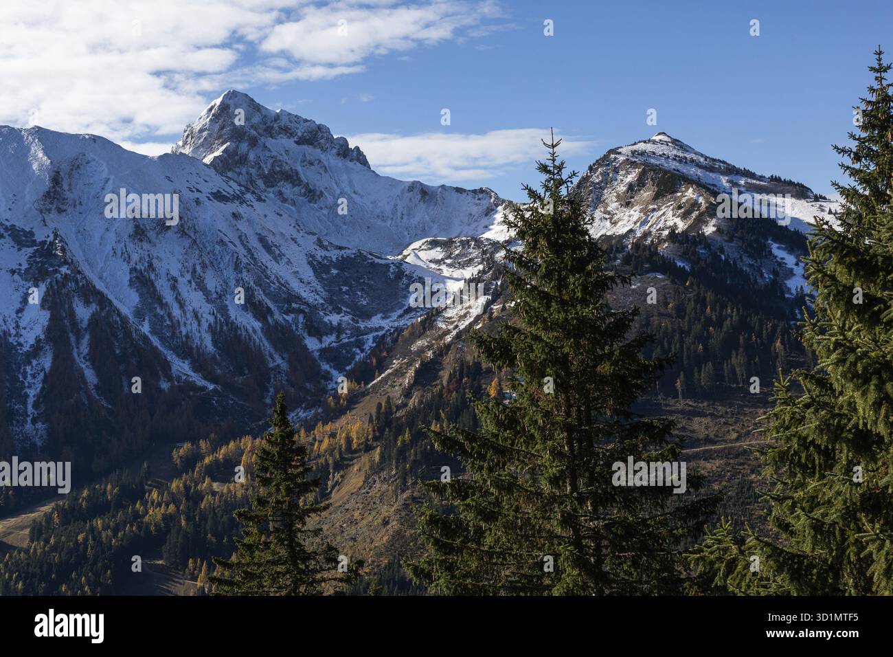 Neve in cima, Eisenerzer Reichenstein, vista da Polster, Praebichl, Stiria, Austria Foto Stock