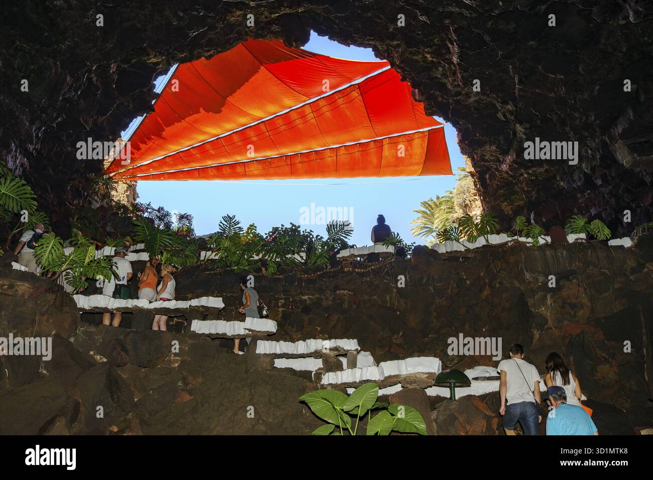 Scalinata in pietra all'uscita del sistema di grotte laviche nel centro d'arte, attrazione turistica del centro culturale Jameos del Agua, Punta Mujeres, Lanzarote, Canary ISL Foto Stock