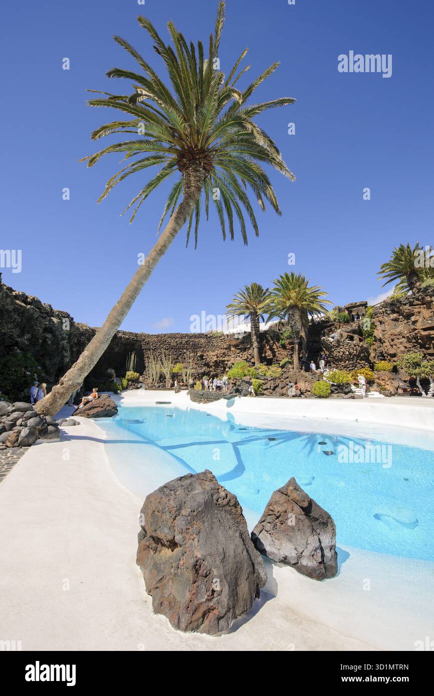 Piscina disegnata da Cesar Manrique piscina presso il Centro culturale Jameos del Agua attrazione turistica, Punta Mujeres, Lanzarote, Isole Canarie, Spagna Foto Stock