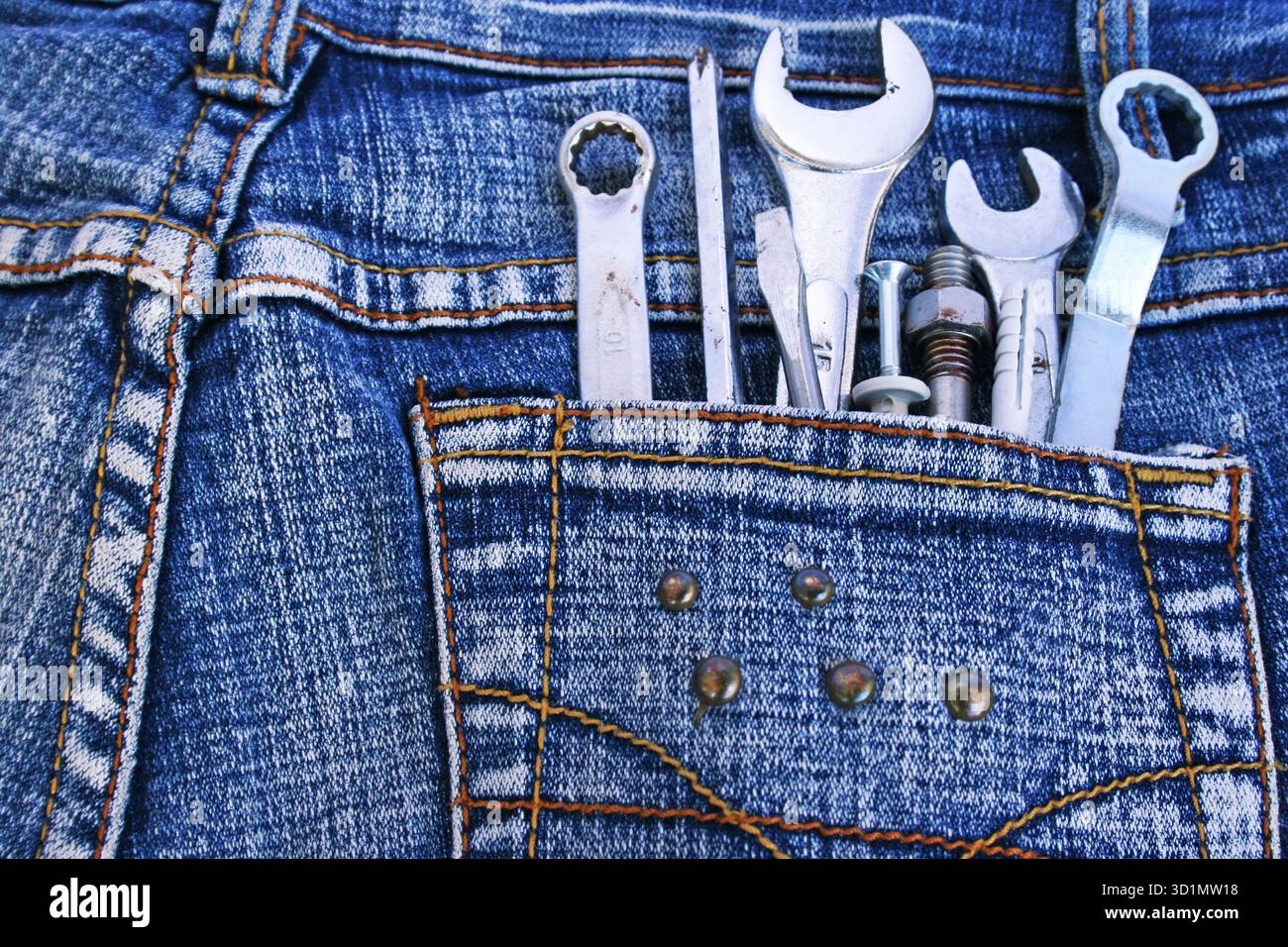 Strumenti nella tasca dei jeans Foto Stock