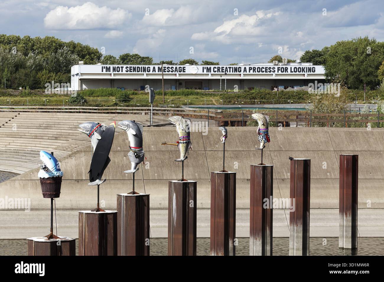 Installazione artistica What If They Bark, sculture di pesce dell'artista concettuale Cosima von Bonin, Urbane Kuenste Ruhr, Duisburg, Renania settentrionale-Vestfalia, Germ Foto Stock