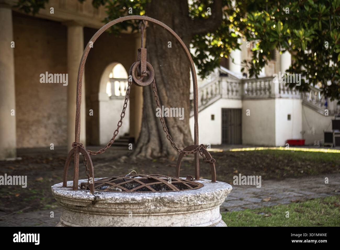 Un dettagliato primo piano di un antico pozzo, che mostra la sua bellezza storica e rustica Foto Stock