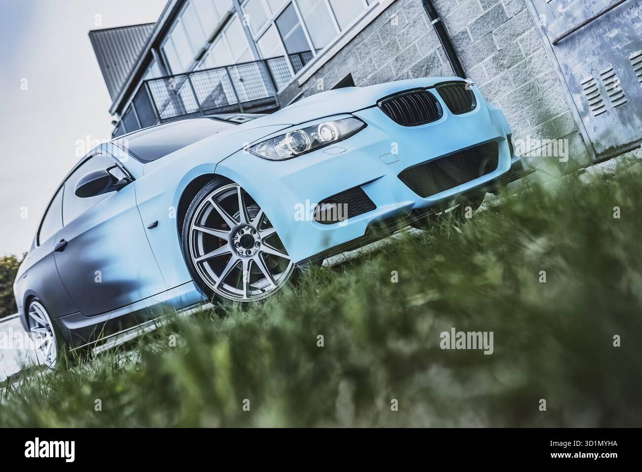 Auto sportiva sintonizzata nella foto in città. Programma di sintonizzazione auto Foto Stock