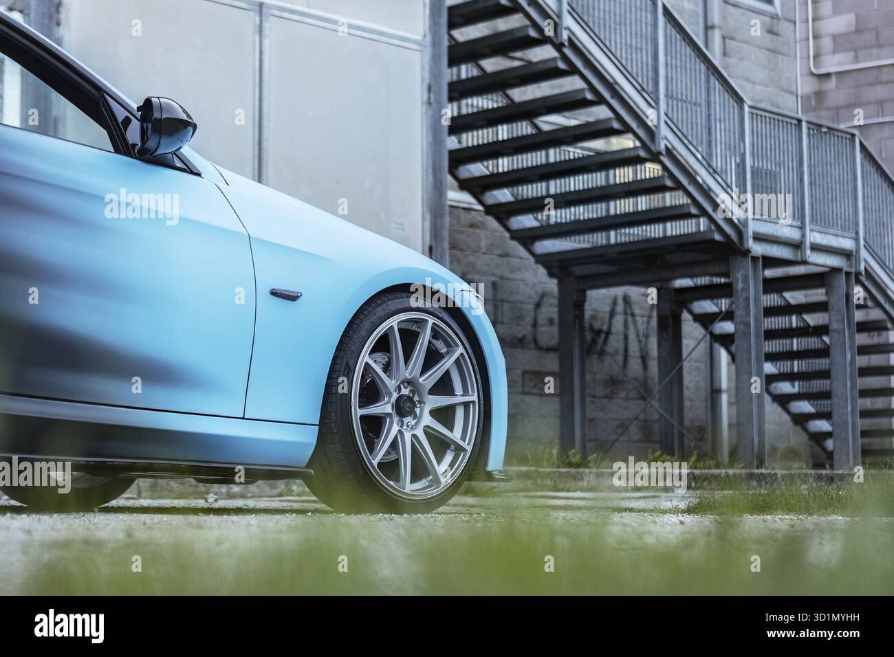 Auto sportiva sintonizzata nella foto in città. Programma di sintonizzazione auto Foto Stock