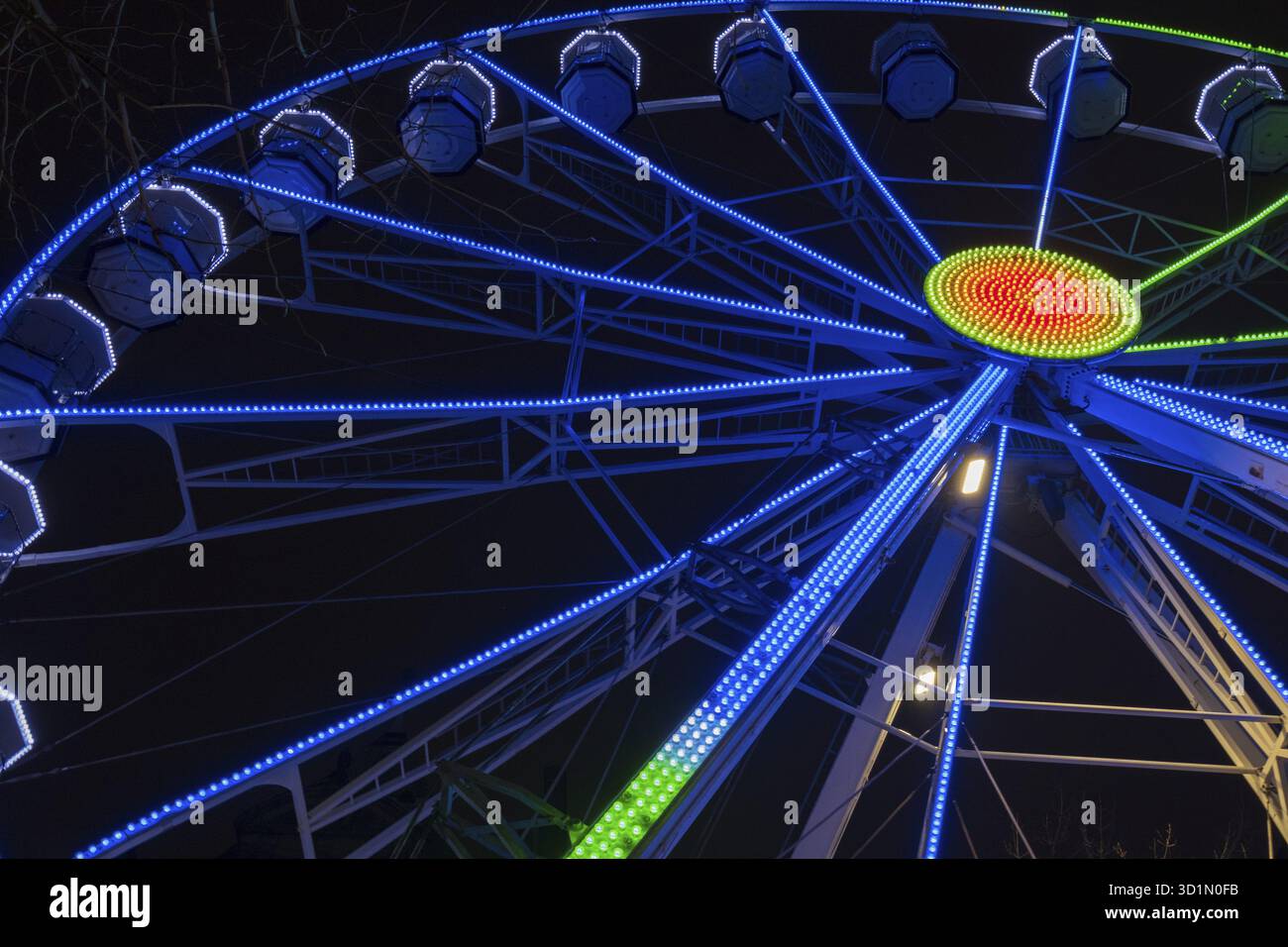 Ruota panoramica splendidamente illuminata di notte a Leeds, Regno Unito, vicino al municipio Foto Stock