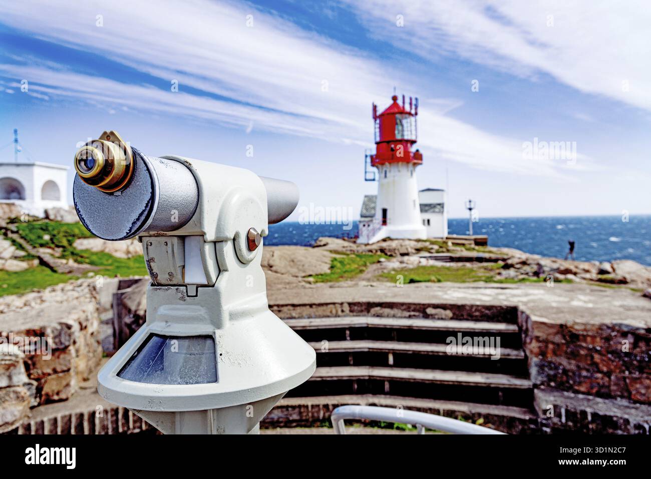 Telescopio di osservazione con il faro di Lindesnes sullo sfondo, Norvegia Foto Stock