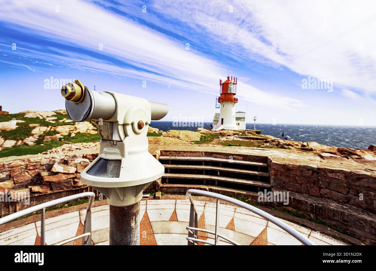 Telescopio di osservazione con il faro di Lindesnes sullo sfondo, Norvegia Foto Stock
