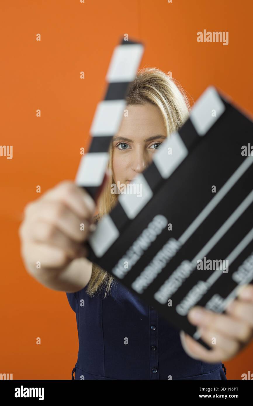 Donna che mantiene un filmato battaglio in studio Foto Stock