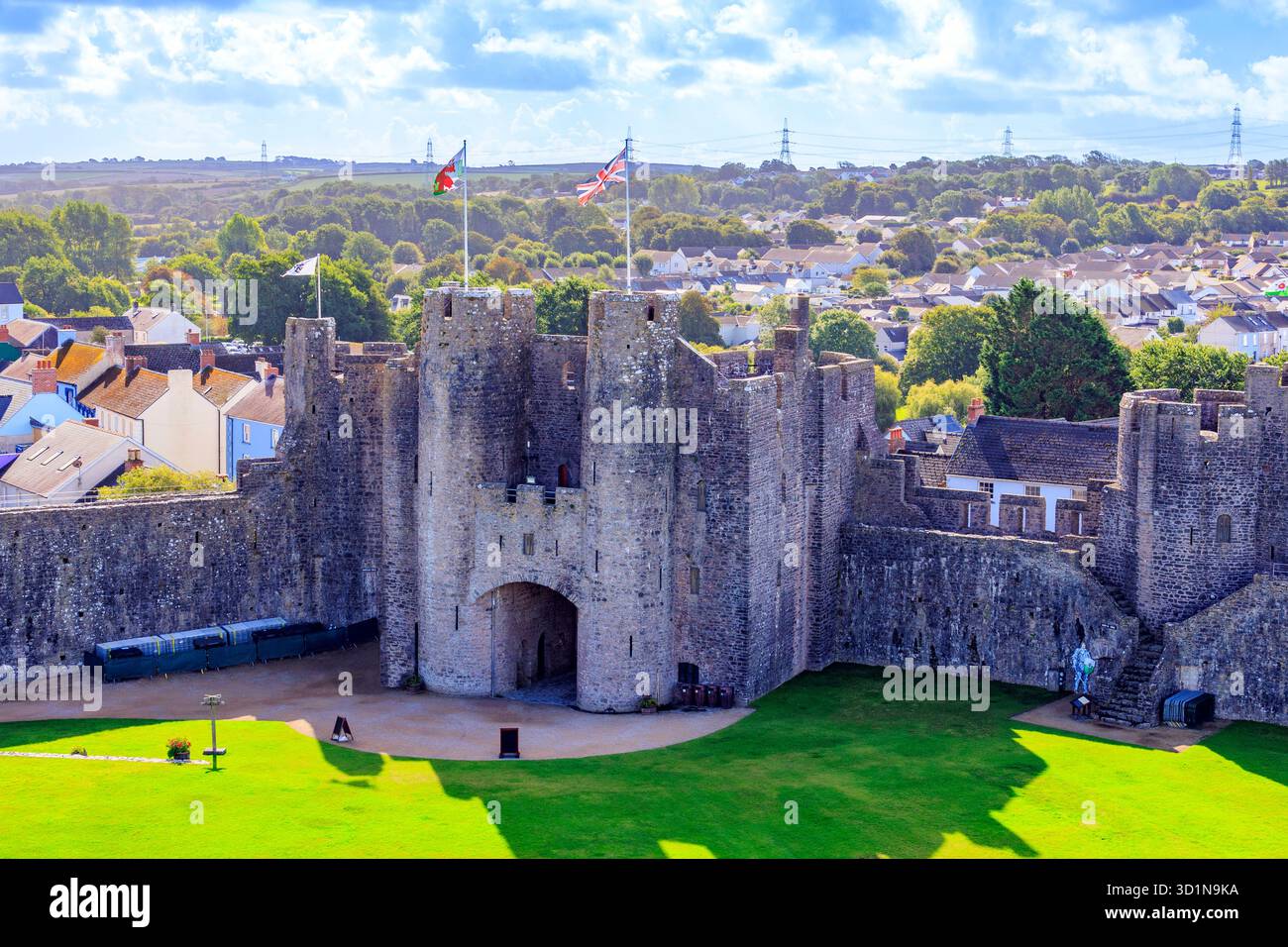 L'imponente e storica Great Gatehouse presso il castello di Pembroke, Pembrokeshire, Galles, Regno Unito Foto Stock