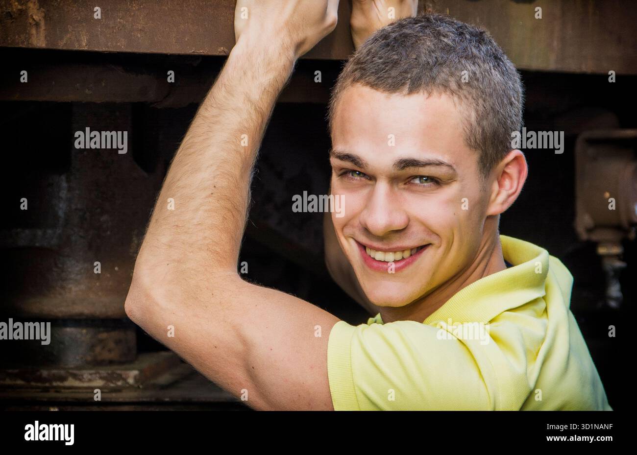 Bel giovane uomo sorridente in telecamera Foto Stock