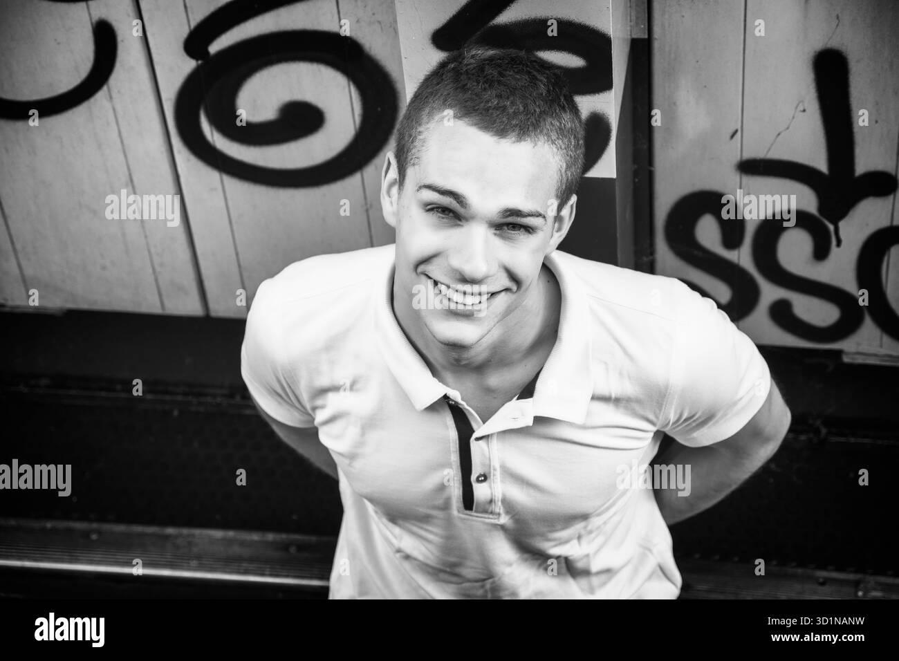 Bel giovane uomo sorridente in telecamera Foto Stock