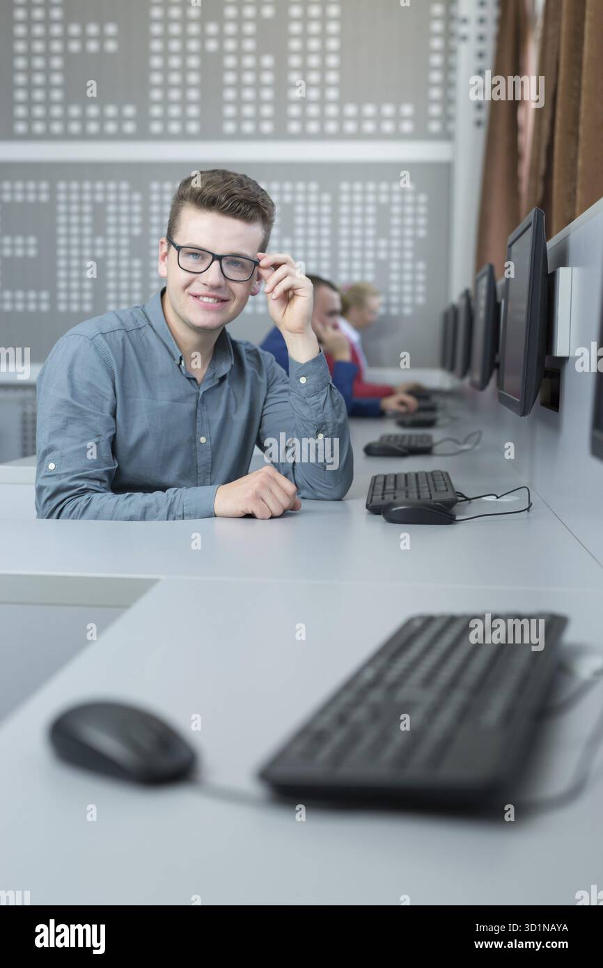 Uomo che lavora nella sala computer dell'università Foto Stock