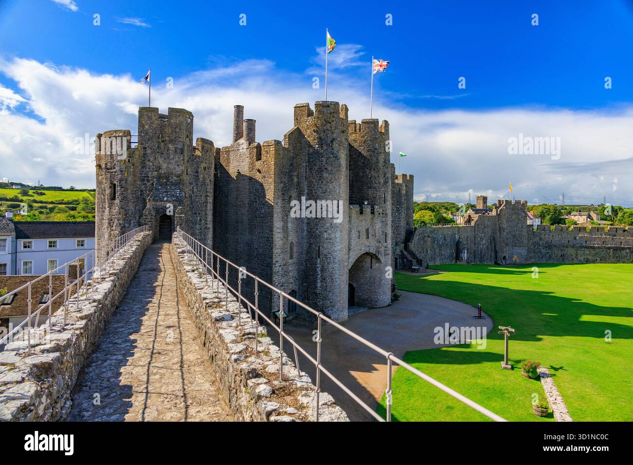 L'imponente e storica Great Gatehouse presso il castello di Pembroke, Pembrokeshire, Galles, Regno Unito Foto Stock