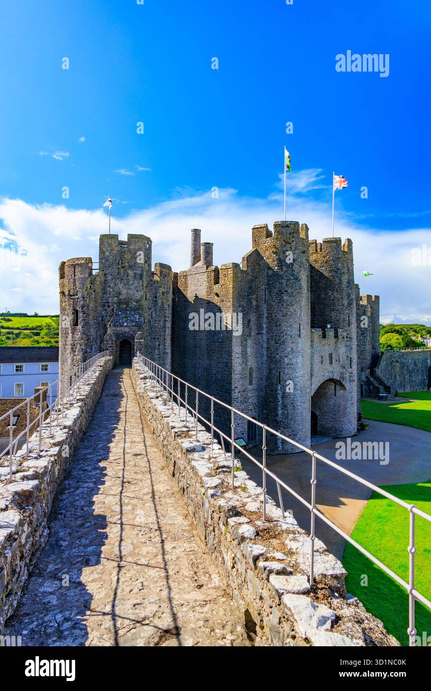 L'imponente e storica Great Gatehouse presso il castello di Pembroke, Pembrokeshire, Galles, Regno Unito Foto Stock