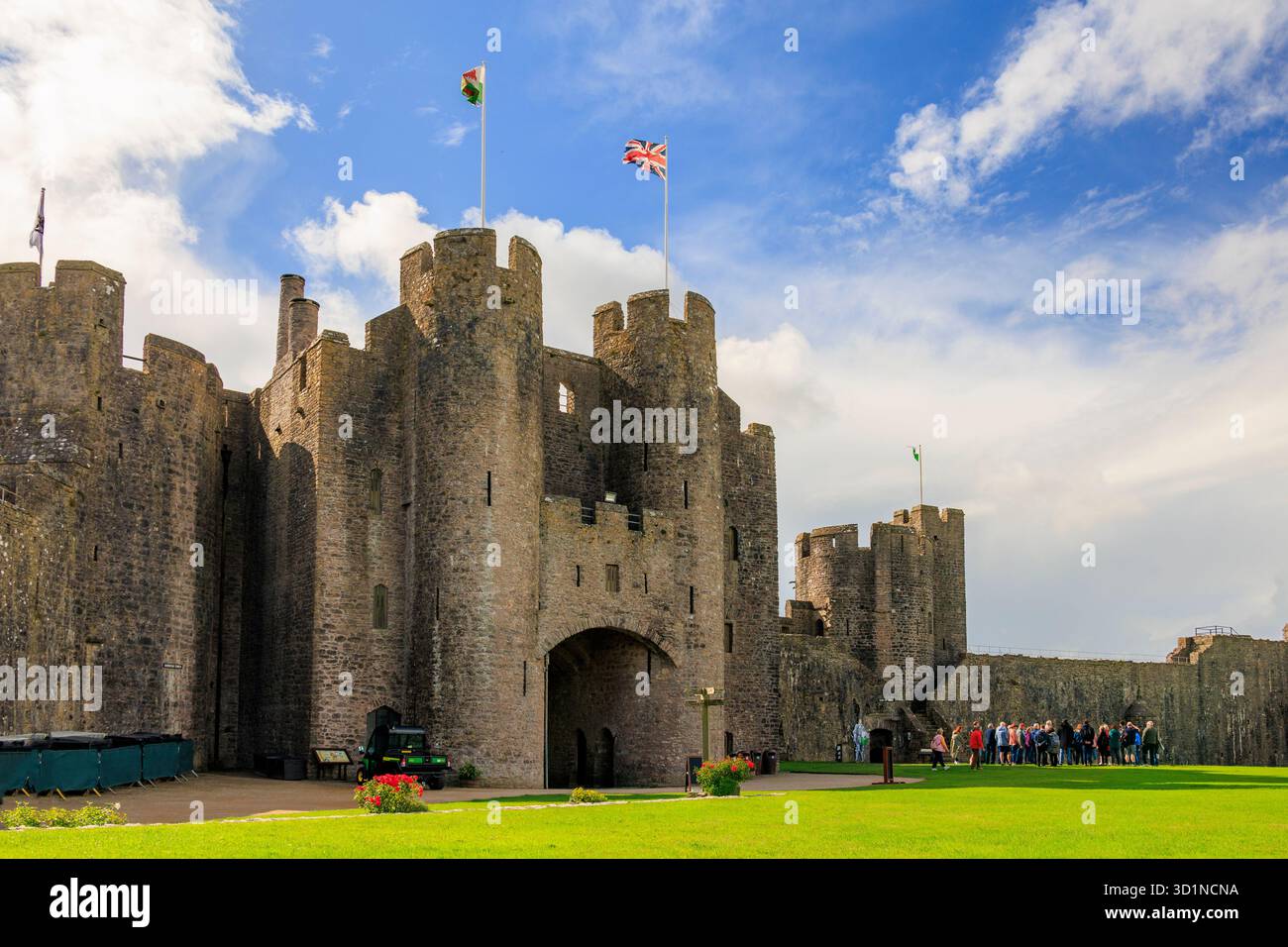 L'imponente e storica Great Gatehouse con un tour guidato in corso al castello di Pembroke, Pembrokeshire, Galles, Regno Unito Foto Stock