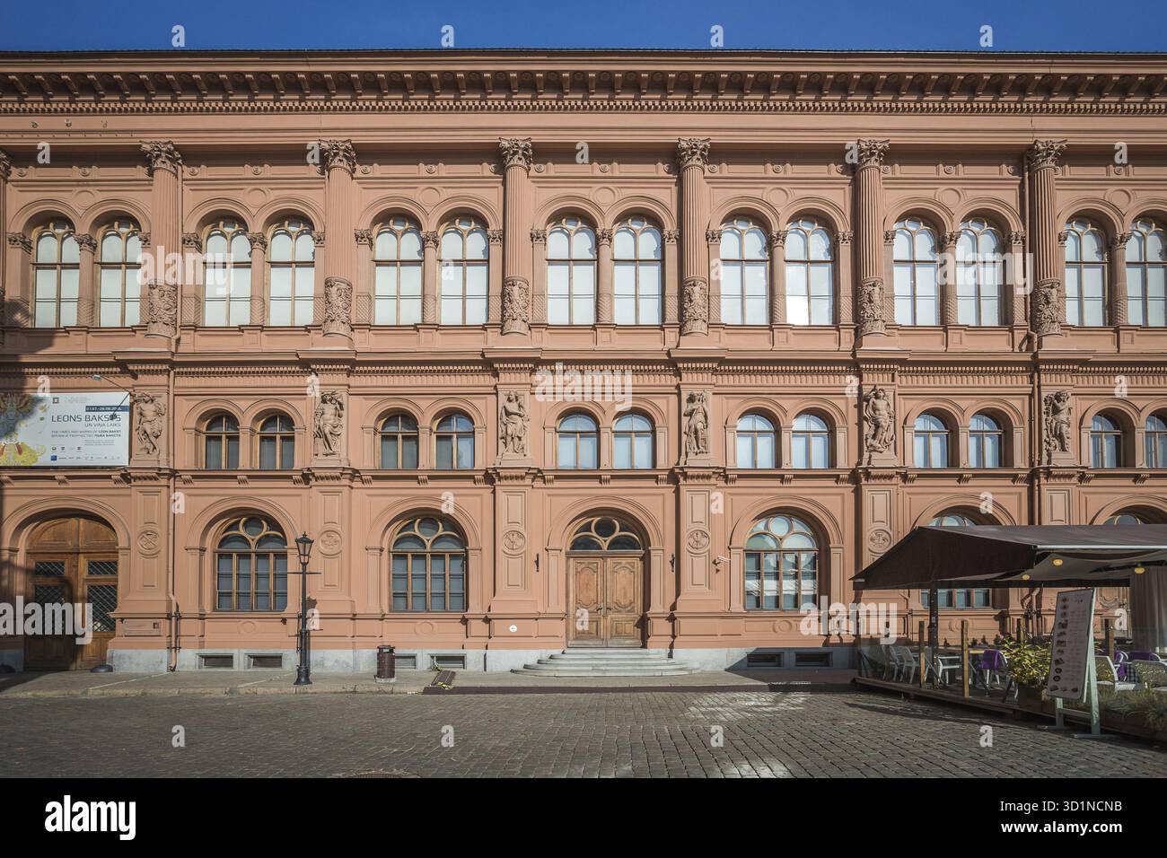 Riga Lettonia, Una dettagliata facciata Art Nouveau a riga, Lettonia, con ornamenti e sculture intricati. Gli elementi architettonici includono il fig. Decorativo Foto Stock