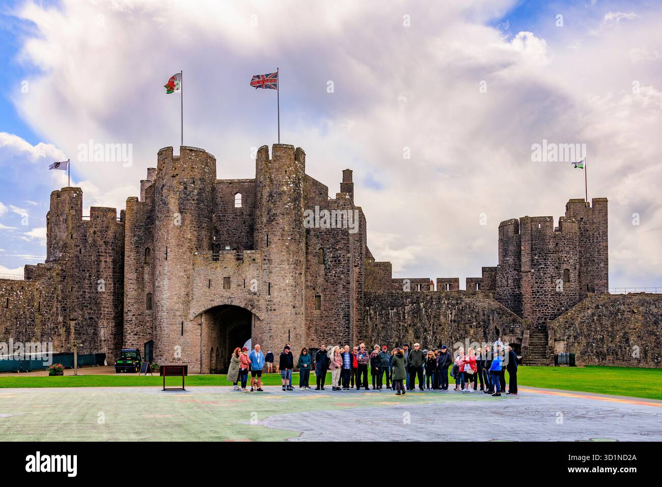L'imponente e storica Great Gatehouse con un tour guidato in corso al castello di Pembroke, Pembrokeshire, Galles, Regno Unito Foto Stock
