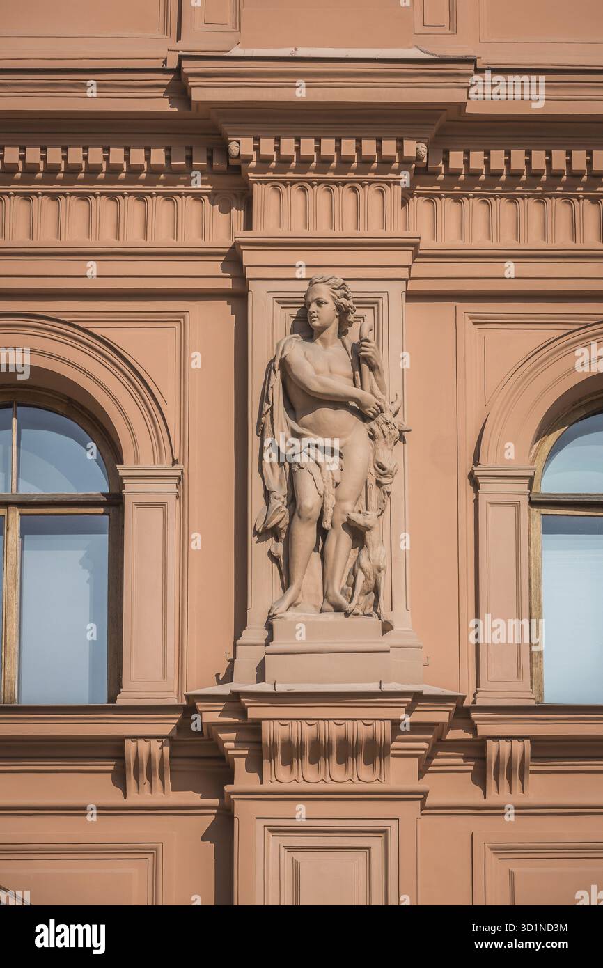Riga Lettonia, Una dettagliata facciata Art Nouveau a riga, Lettonia, con ornamenti e sculture intricati. Gli elementi architettonici includono il fig. Decorativo Foto Stock