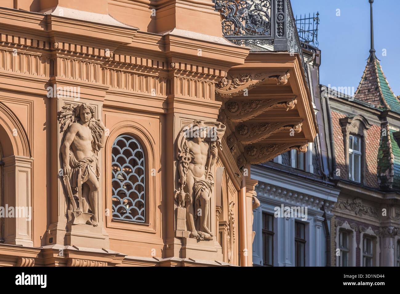 Riga Lettonia, Una dettagliata facciata Art Nouveau a riga, Lettonia, con ornamenti e sculture intricati. Gli elementi architettonici includono il fig. Decorativo Foto Stock