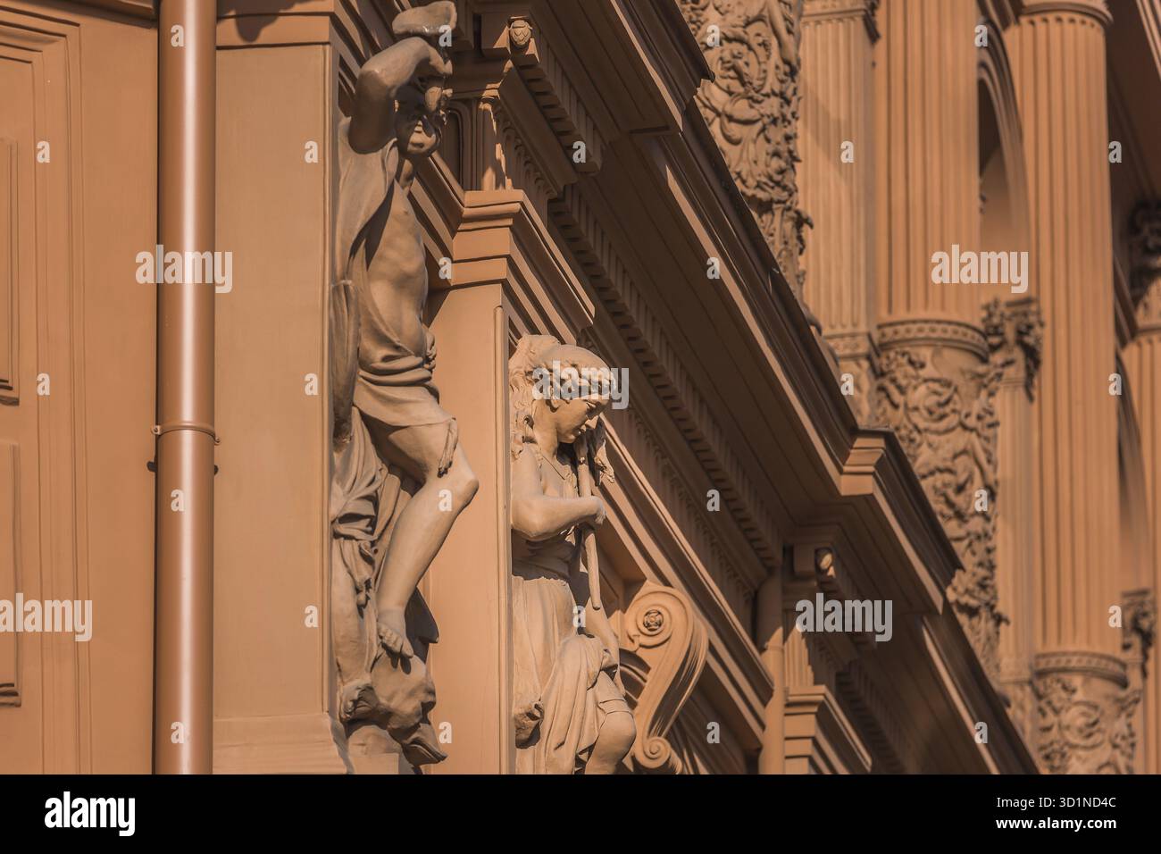 Riga Lettonia, Una dettagliata facciata Art Nouveau a riga, Lettonia, con ornamenti e sculture intricati. Gli elementi architettonici includono il fig. Decorativo Foto Stock