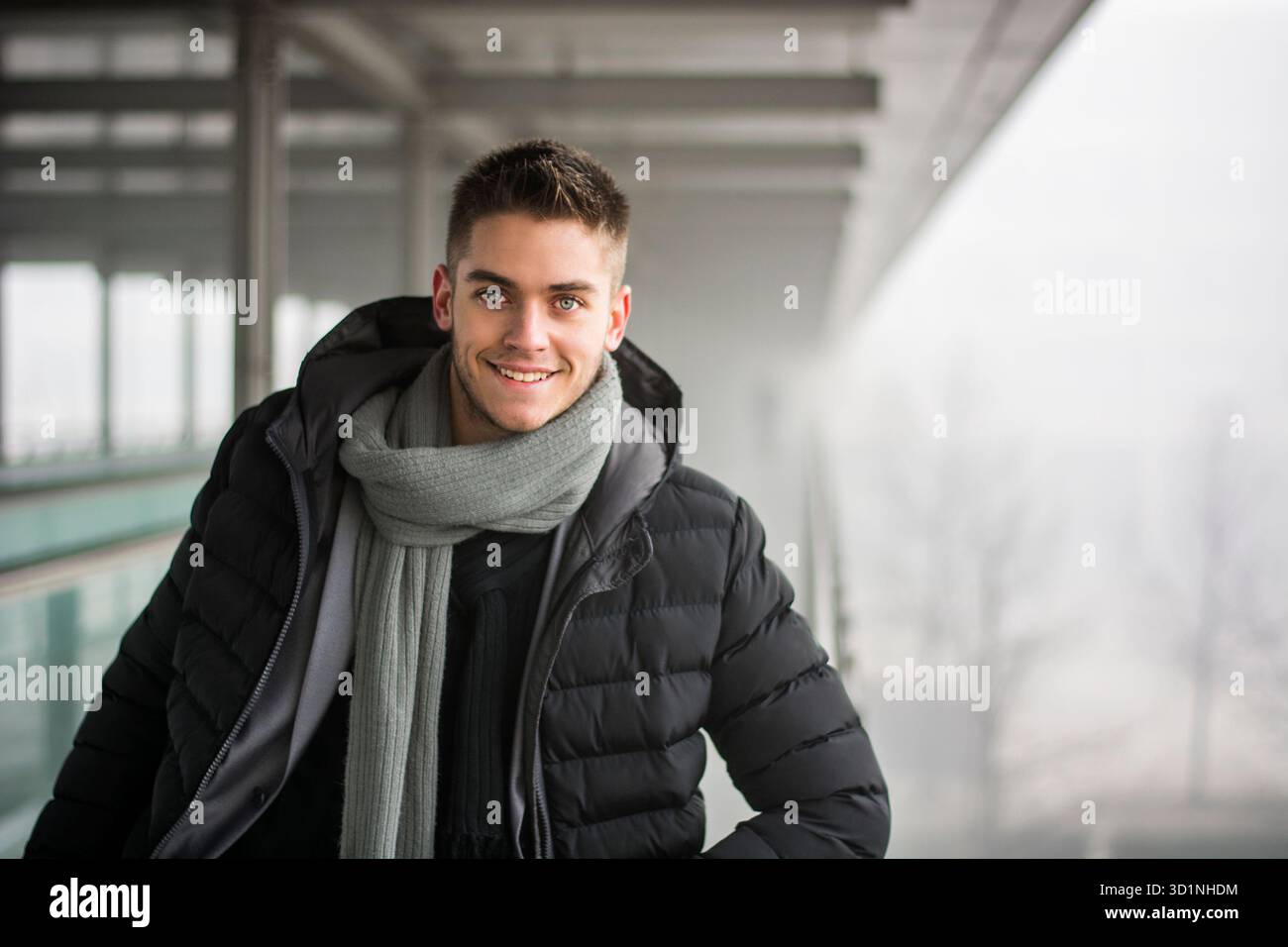 Bello alla moda uomo in piedi su un marciapiede Foto Stock