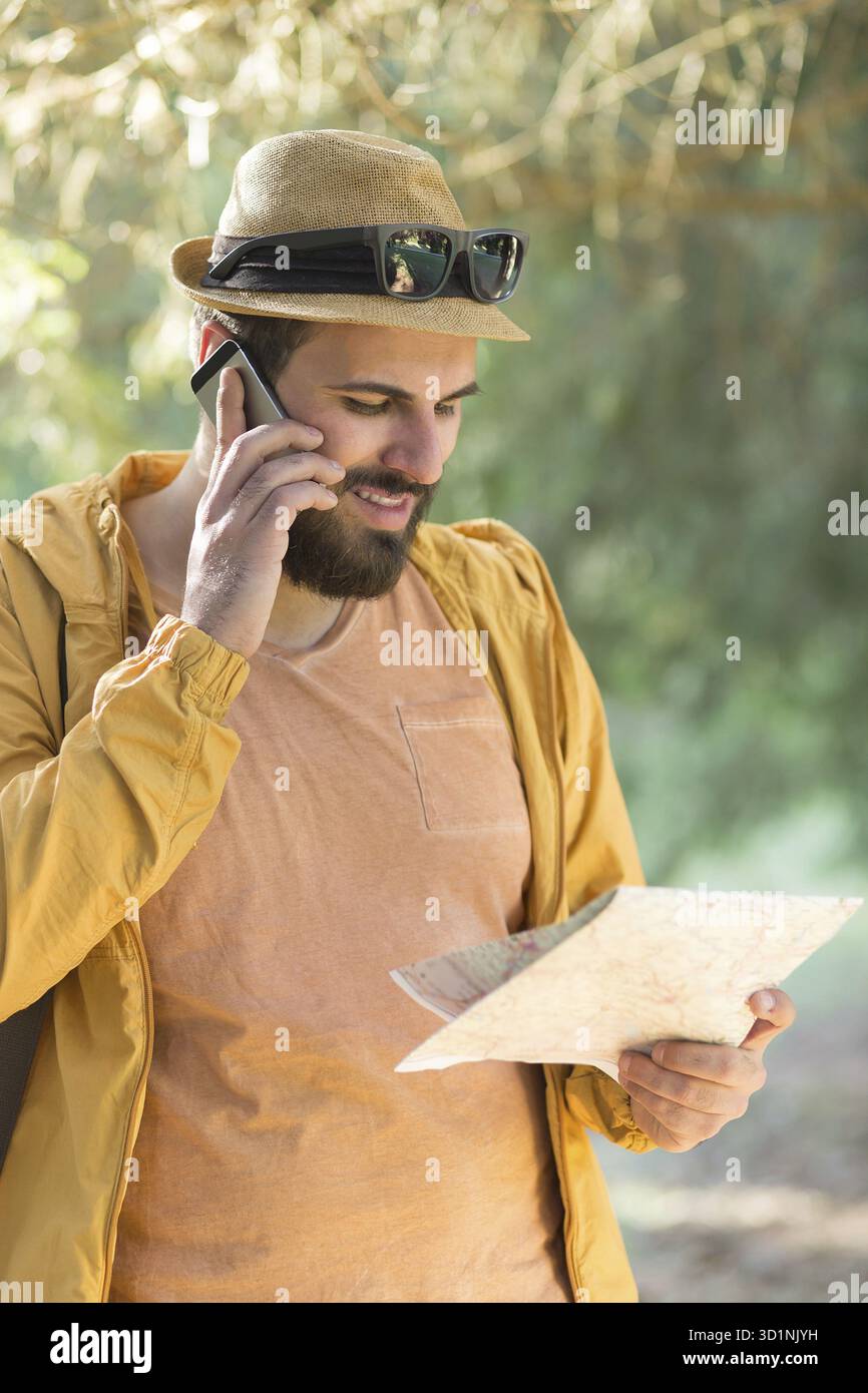 Escursionista in natura. l uomo nella natura usando la mappa Foto Stock