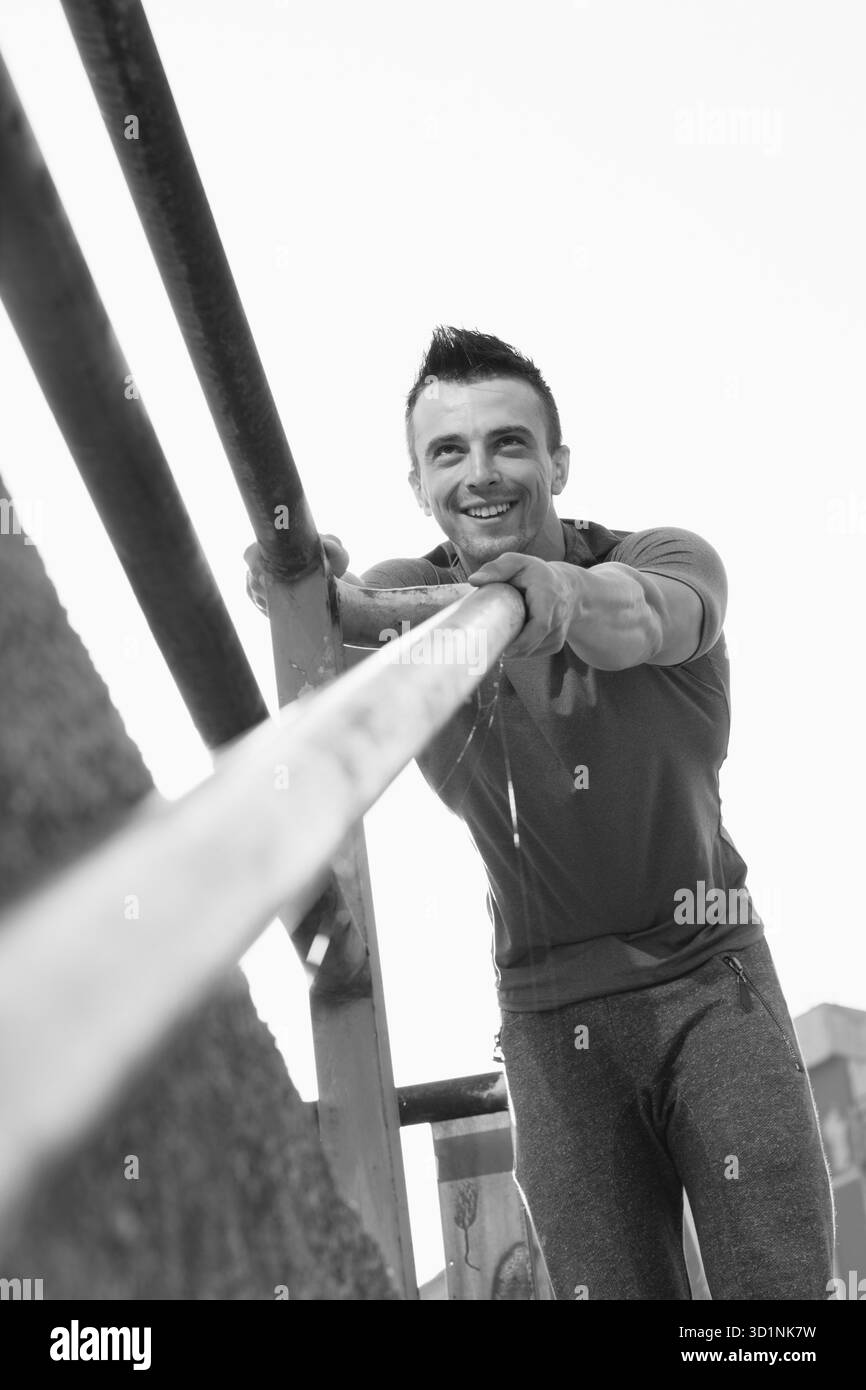 Ritratto di giovane uomo facendo attività outdoor in esecuzione Foto Stock