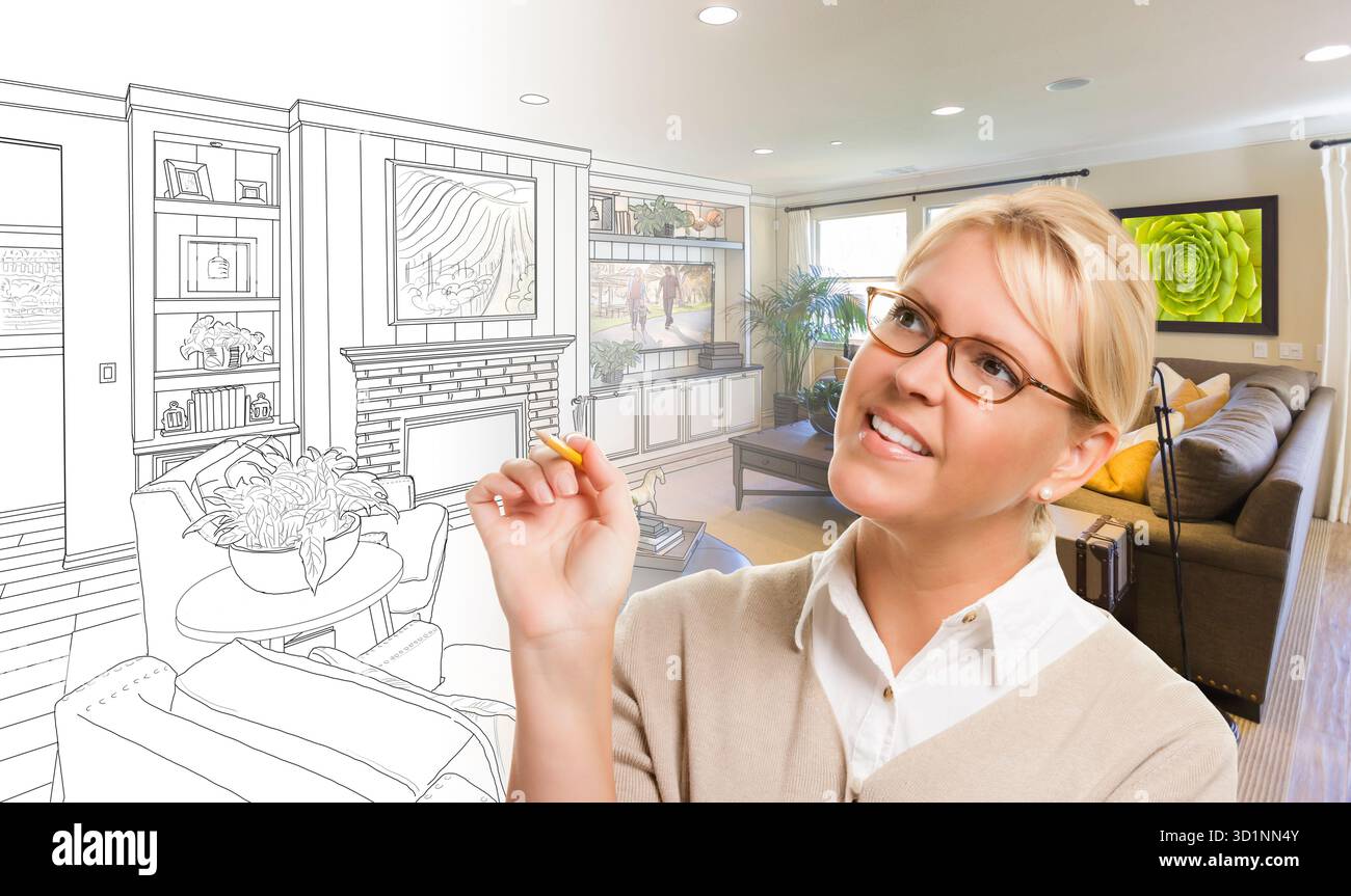 Donna con matita sopra il salotto disegno e foto Foto Stock