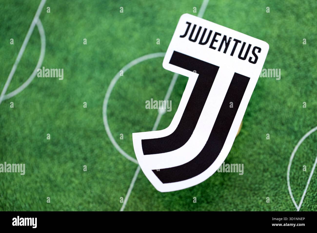 KIEV, UCRAINA - 23 FEBBRAIO 2025 il badge della squadra di calcio della Juventus FC si trova sullo sfondo del campo di calcio Foto Stock