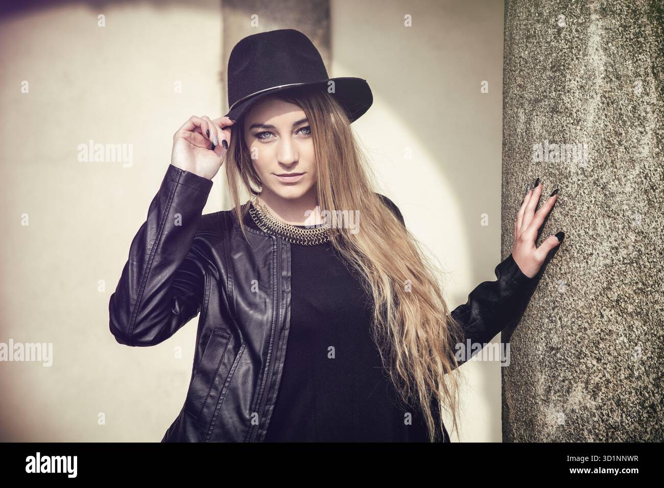 Bella giovane donna in black hat Foto Stock