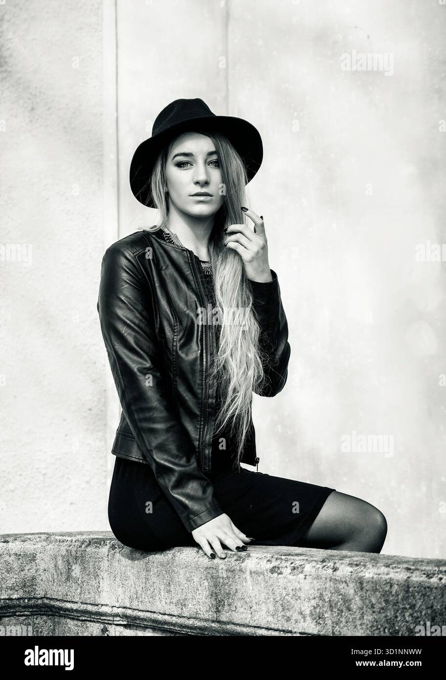 Bella giovane donna in black hat Foto Stock
